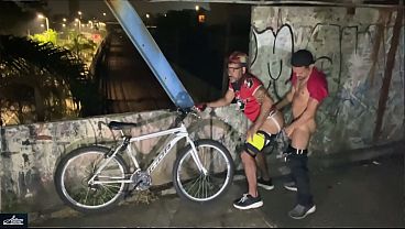 ciclista dando pro maloka na passarela