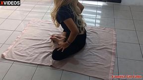 madrastra tiene sexo con hijastro en pleno yoga follada con madrastra madrastra tiene sexo con hijastro en pleno yoga follada con madrastra