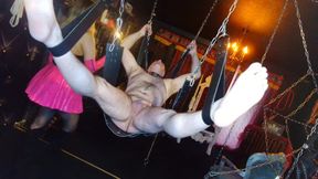 Kerzenwachs Brustwarzenbehandlung Auf Der Sexschaukel!