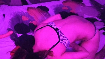 La amateur amysexxxjuguetona se folla el coño con una gran polla