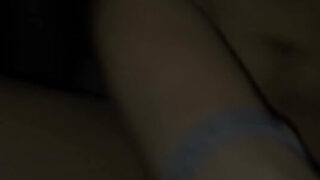 Armăsari maturi de casă își mângâie pulile uriașe, apoi le fut anal