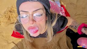 Pedi para um desconhecido me filmar na praia, Paguei ele com um boquete bem molhado!