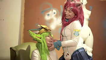 Quem a&iacute_ curte um cosplay? Ahri Skin x Lulu Star Guardian - Cena lesbo com a Naruko