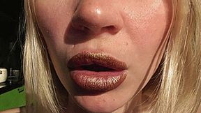 GOLDEN LIPS SHIMMER IN THE SUN!AVI