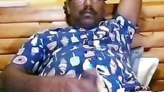 Intens webkamera-nærbilde: Desi-fyr dunker sin enorme pikk dypt i egen rumpe