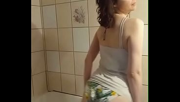 la belle coquine strip-tease sous la douche