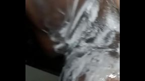 Observando a Vizinha bbw da bunda grande, lavar roupa pelada e depois tomar banho