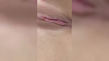 Loira GOSTOSA com a raba empinada e a BUCETA molhada