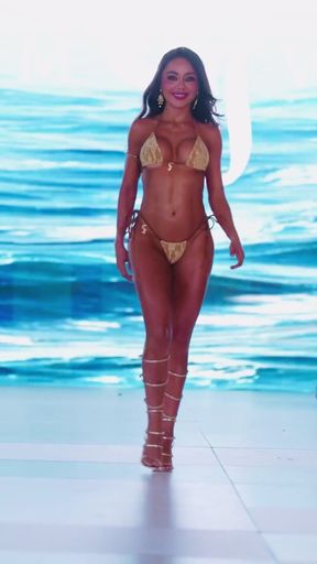 Cute Onlyfan thick girl shows off her curves