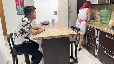 Madrastra Compartida con su Hijastro - Esposa es Cojida por su Hijastro y su Marido Cornudo a la Vez porque es la Puta de La Casa