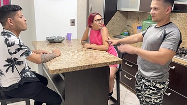 Madrastra Compartida con su Hijastro - Esposa es Cojida por su Hijastro y su Marido Cornudo a la Vez porque es la Puta de La Casa