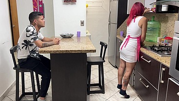 Madrastra Compartida con su Hijastro - Esposa es Cojida por su Hijastro y su Marido Cornudo a la Vez porque es la Puta de La Casa