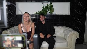 la argentina babydoll fue invitada a una entrevista, y fue folloda por el presentador en vivo
