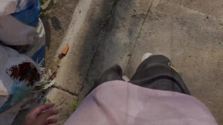 Szőrös amatőr meleg simogatja a nagy faszát, mielőtt seggbe döngetné