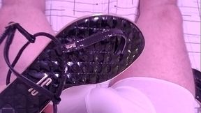 GOZANDO NA SANDALIA DA VIZINHA GOSTOSA ESCONDIDO