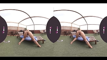 PORNBCN VR La joven Jade Presley se masturba al aire libre en la terraza y se corre a chorros por el suelo en realidad virtual 4K 3D | COMPLETO AQU&Iacute_-&gt_