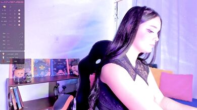 Latina gamer girl squishes her bubble butt into a creampie mess