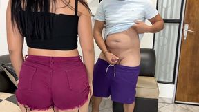 bailando con mi madrastra perreo para frotarle mi polla por su culo cuando su marido no esta en casa