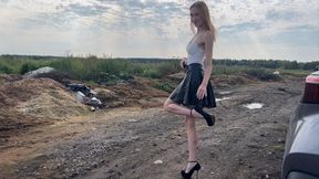 A girl in thin-heeled shoes accidentally stepped in the mud on a country road, but she was not upset because there will always be someone who wants to wash her shoes