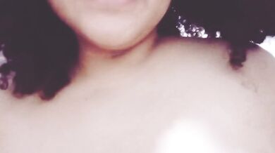 Encontré a mi hermanastra gordita latina masturbándose y me la cogí de a perrito final con creampie