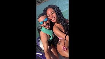 Trai meu namorado com o instrutor de Jetski. Na aula de Jetski, o instrutor ficou de pau duro e me fudeu no jetski.