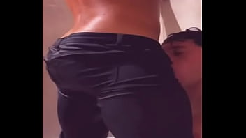 Me meto en la ducha de mi compa de cuarto despues de que llega mareado de la fiesta