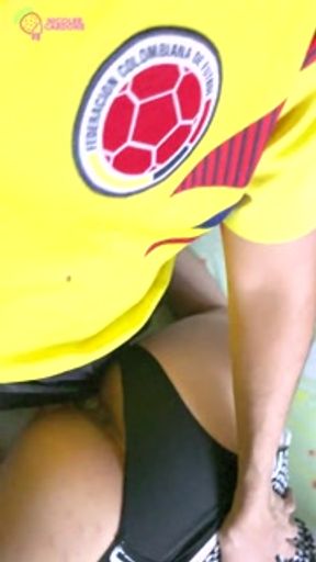 Colombiano pierde el partido de futbol y se coge a su amiga a cuatro patas