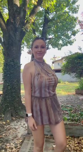 Amateur girl gets caught with her pussy exposed in public