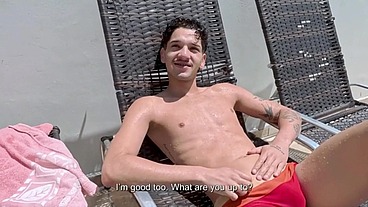 NOVINHO LISINHO DANDO BOBEIRA NA PISCINA. CHEGUEI NO PAPO E COMI O CUZINHO APERTADO DELE