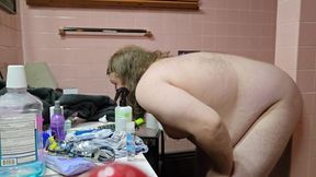 Chubby amateur throws it back on dildo