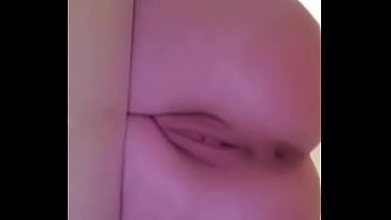 Chica blanca de hermoso culo y vagina se graba en ba&ntilde_era desde abajo