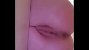 Chica blanca de hermoso culo y vagina se graba en ba&ntilde_era desde abajo