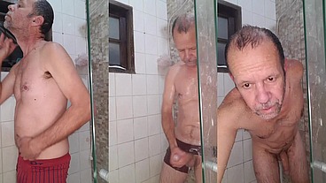 Fui tomar banho esperando minha putinha safada Daiane belan pra arregaça a buceta dela no chuveiro