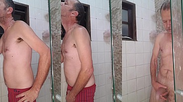 Fui tomar banho esperando minha putinha safada Daiane belan pra arregaça a buceta dela no chuveiro