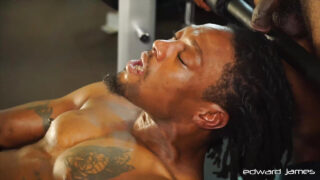 Wytatuowany Phoenix Fellington podnieca się masturbacją i fellatio BBC przed hardkorowym analnym pierdoleniem