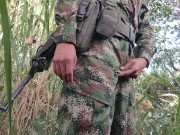 Militares colombianos expulsan semen a montones en via publica y selva. Masturbacion publica