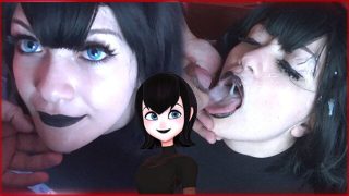 Una sgualdrina gotica vestita da Mavis di Hotel Transylvania si riempie la bocca di sperma