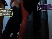 Jotita travesti recibiendo verga con la puerta abierta mientras los miran desde afuera con captions.