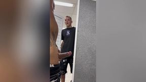 dotado e flagrado no banheiro da faculdade batendo uma e chama novinho twink para fuder sem camisinha / gifted is caught in the college bathroom hitting one and calls young twink to fuck without a con