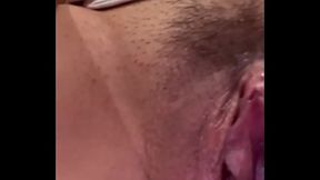 Jugando sola en casa mientras mi esposo anda de viaje.