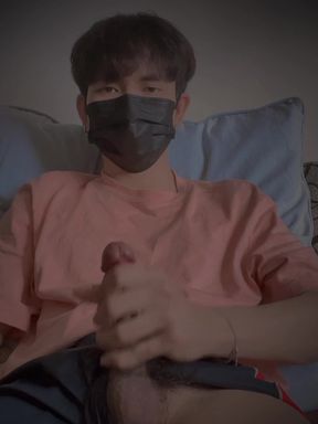 Minimal Room Sitting Solo - Clean & Simple