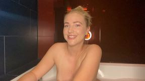 TOPLESS BATH JOI IN DUTCH.