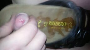 Birkenstock Nylon Wichsen bei einem Nylon Footjob Video