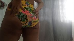 Rica Masturbacion de la Jovencita haciendo baile erotico y muy sexy, la jovencita se toca su co&ntilde_o y sus tetas apretandolos con sus dedos.