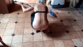 Spying a Girl cleaning with huge buttcrack