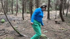 Stepmom desperate pee in the forest