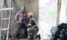 eletricista fudendo o ajudante durante o servi o