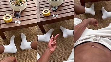 Qui viens sniffer mes soks? - Who sniff my soks?