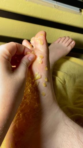 Taking Beeswax off my Soles + Toes (Wax Play + BDSM) 🦶🏻🕯️