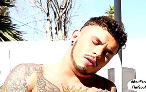 Tattooed muscular jock masturbates in the sun